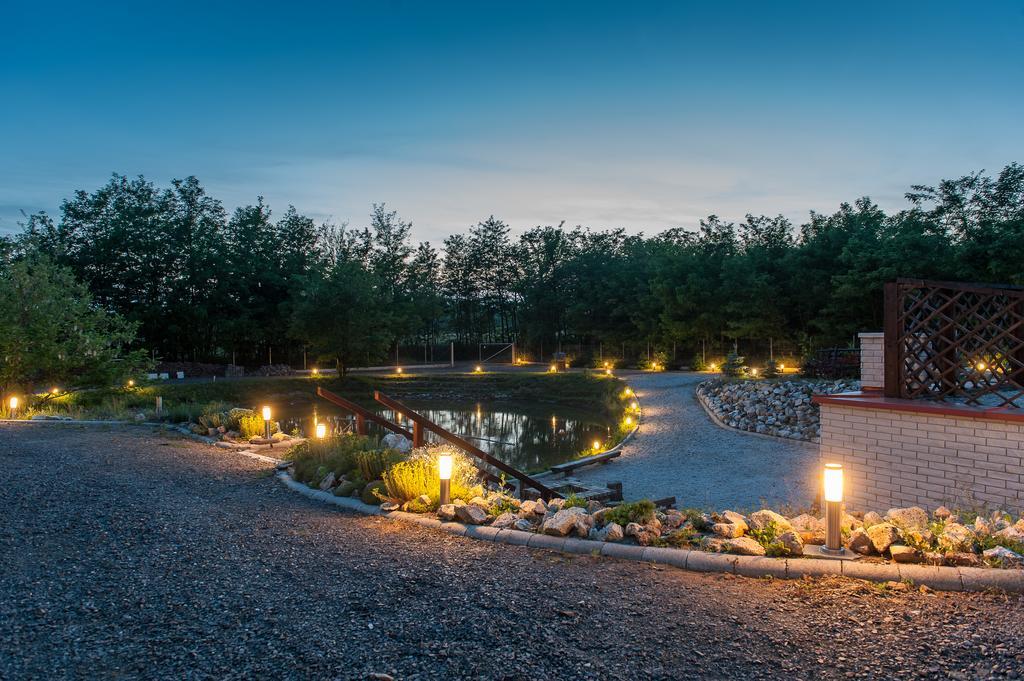 Hotel Farkasverem Vendeghaz Nyírtura Exteriér fotografie