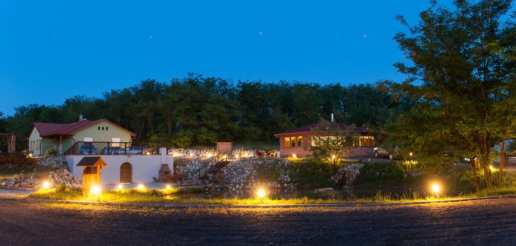 Hotel Farkasverem Vendeghaz Nyírtura Exteriér fotografie